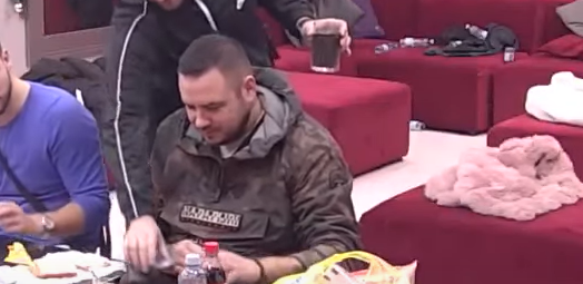 HOĆE DA GA KUPI SITNICAMA! Ana poslala Caru čokoladu, pa mu poručila sledeće, a on se istopio od sreće!