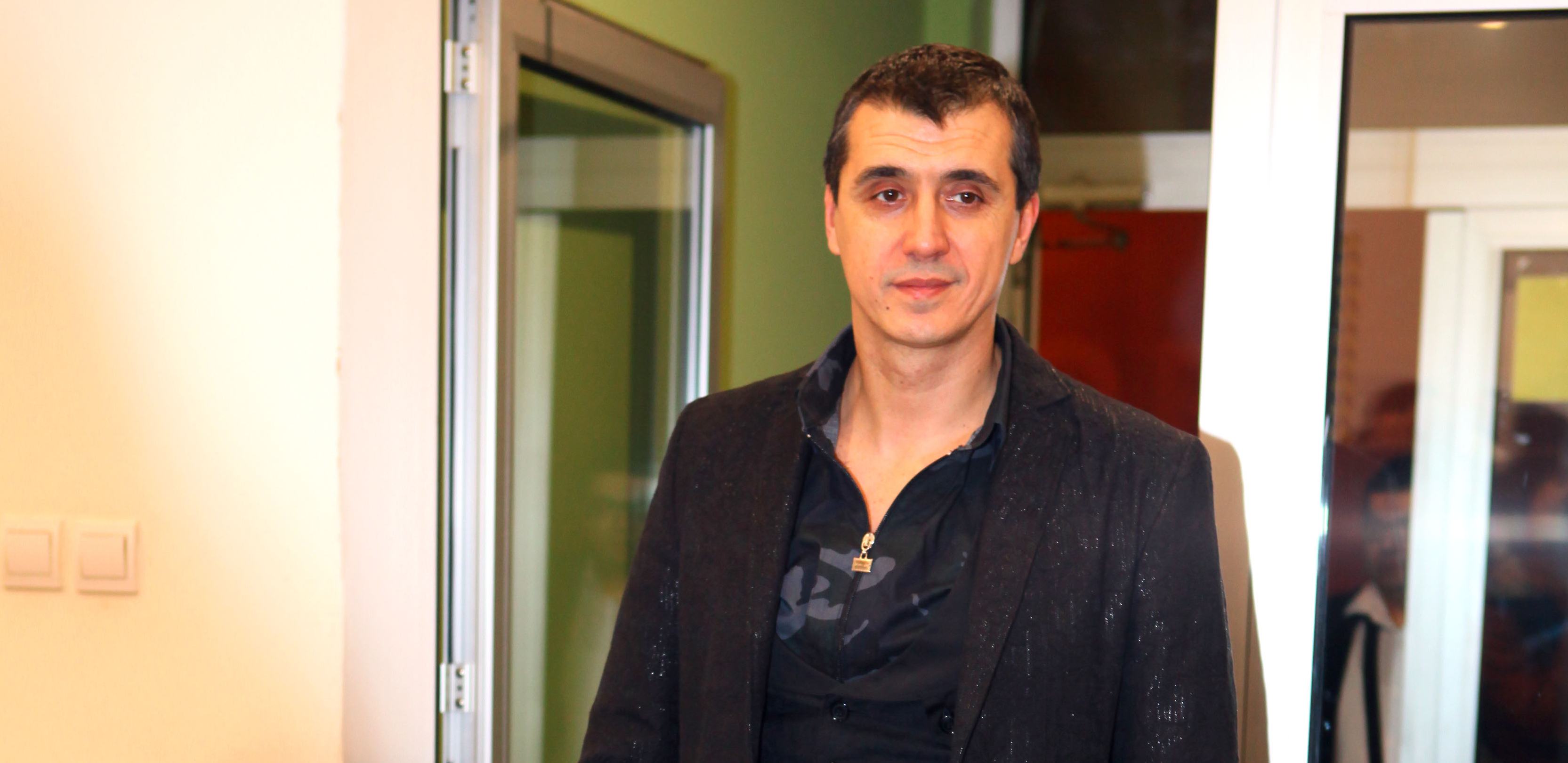 ŽENA MU SE PORODILA U 6. MESECU, ĆERKICA JE IMALA SAMO 950 GRAMA Potresna ispovest Marka Bulata rastužila je naciju, a evo koliko dugo su se borili za njen život