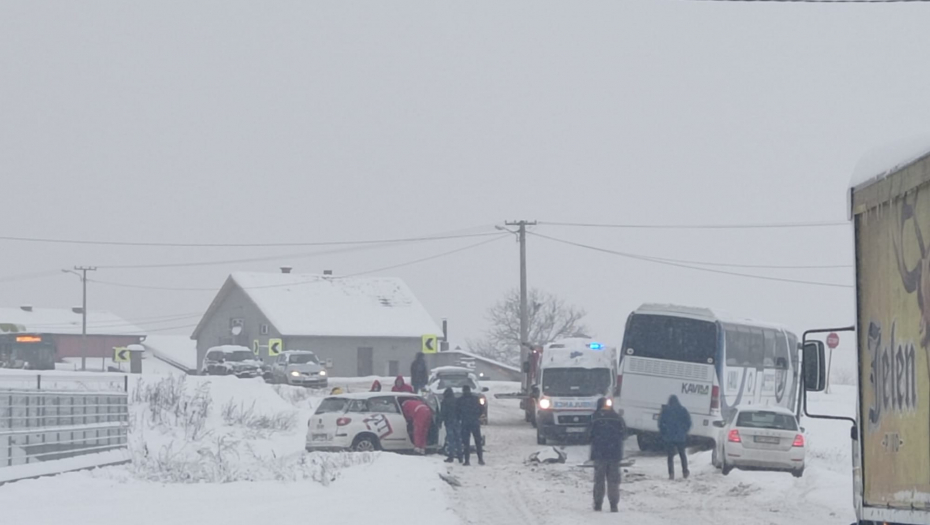 UDES KOD ČAČKA Auto prešao u suprotnu traku i zakucao se u autobus, jedna osoba povređena