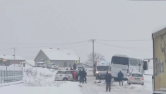 UDES KOD ČAČKA Auto prešao u suprotnu traku i zakucao se u autobus, jedna osoba povređena