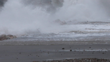 U HRVATSKOJ CRVENI METEO ALARM Udari bure do 200 kilometara na sat, putevi zatvoreni