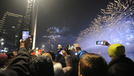 RAZBIJU SVE TANJIRE ZA SREĆU Neobični običaji za Novu godinu, a evo ko je poslednji dočekuje u svetu