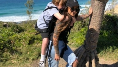 MAJKA NOSI SINA VEĆ 17 GODINA NA LEĐIMA: Razlog je neverovatno TUŽAN, ali ona NE ODUSTAJE od svog BOLESNOG deteta!