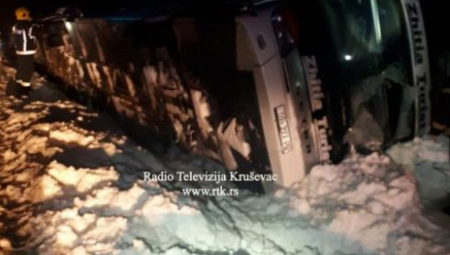 TEŠKA SAOBRAĆAJNA NESREĆA! Prevrnuo se autobus pun putnika kod Kruševca, povređeno 17 osoba
