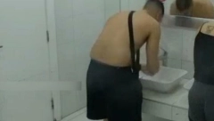 ŠOK SNIMAK DEJANA DRAGOJEVIĆA! Zadrugar izvodi verski obred u toaletu Zadruge, ovo je nikad jasniji dokaz da je promenio veru?! (VIDEO)