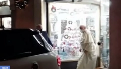 PAPA FRANJA U ŠOPINGU Fijatom 500 se dovezao u radnju da kupi CD sa klasičnom muzikom