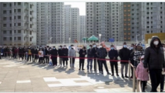 ZBOG OMIKRONA SKIDAJU VEŠ Kinezi opet uvode analno testiranje: Štapić se gura pet inča u rektum i rotira