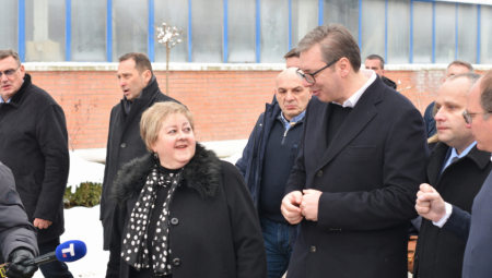 ANĐELKA, AKO KRENEŠ DA PADAŠ, DRŽI SE ZA MENE! Ministarka: Jaoj predsedniče, zato ja nosim samo ravno!