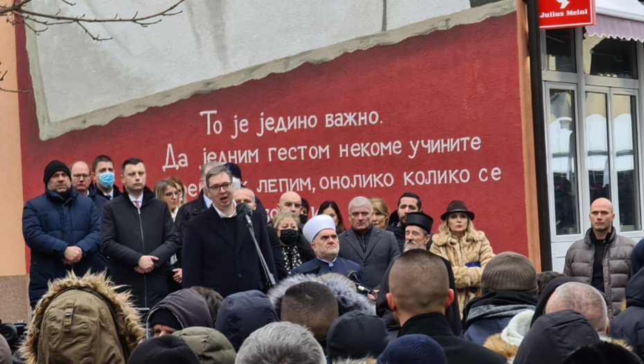 PREDSEDNIK DIVNO DOČEKAN U PRIBOJU Dobio aplauz, pa poručio: Samo zajednički i ujedinjeno, rešavanjem problema možemo zemlju ekonomski da razvijamo i da idemo napred