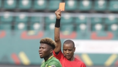 POTPUNI HAOS NA KAN! Sudija dva puta svirao kraj, dao crveni karton bez potrebe, uletelo obezbeđenje! (VIDEO)