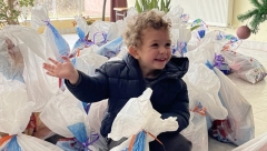 JEDAN POKLON JEDAN DEČIJI OSMEH: Organizatori akcije “Novogidišnji san“ podelili 350 paketića za mališane sa ugroženih područja Kosova i Metohije