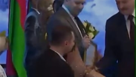 LUKAŠENKO U NEZGODNOJ SITUACIJI Ceo svet komentariše šta mu se desilo (VIDEO)