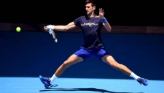 AU, KAKAV TEKST! ENGLESKI NOVINAR PODRŽAO ĐOKOVIĆA: Smešno je da nacija sa 75 odsto gojaznih napada najzdravijeg čoveka na svetu