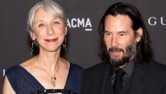 IZGLEDA KAO DA MU JE TETKA, ALI NJEMU TO NE SMETA Kijano Rivs ne haje za RUŽNE komentare na račun njenog izgleda!