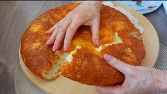 MEKANA, DA NE MOŽE BITI MEKŠA Pogača punjena sirom, prava harmonija ukusa (VIDEO)