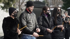 RAŽNATOVIĆI POŠTUJU OBIČAJE! Ovo nose svake godine na Arkanov grob!