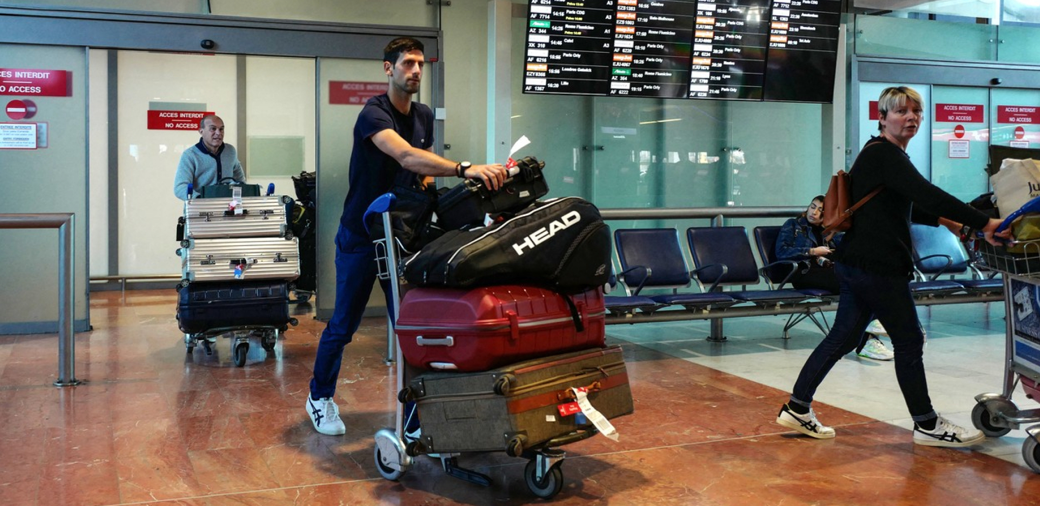 POJAVILA SE FOTOGRAFIJA SA AERODROMA! Đoković čeka let i odlazi iz Australije! (FOTO)