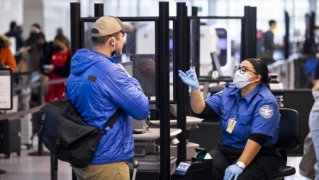 KAKO SE SVET NOSI SA OMIKRONOM? Neke države opuštene, druge zaključavaju čitave gradove