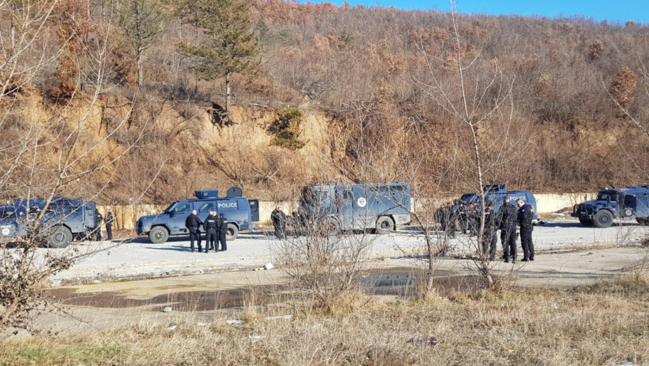 NAORUŽANI DUGIM CEVIMA Albanski specijalci patrolirali po Leposaviću, građani uplašeni