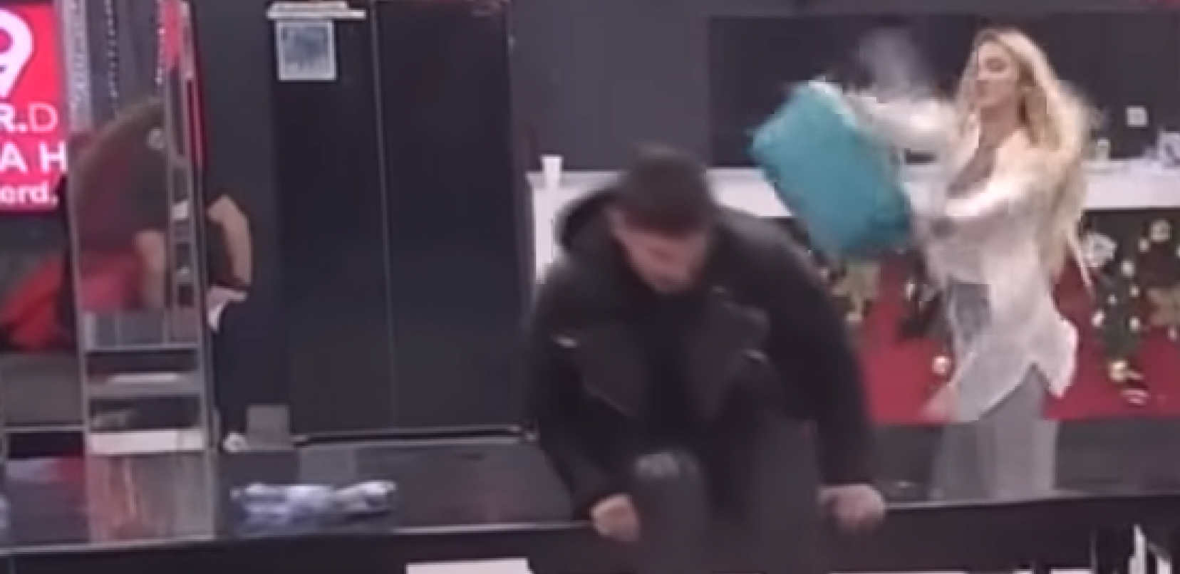 KARAMBOL ZA CRNIM STOLOM! Mihić optužio Aleks da se bavi prostitucijom, ona ga ispolivala, pa nastao lom, obezbeđenje hitno reagovalo!