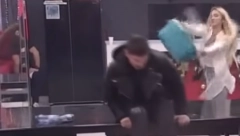 KARAMBOL ZA CRNIM STOLOM! Mihić optužio Aleks da se bavi prostitucijom, ona ga ispolivala, pa nastao lom, obezbeđenje hitno reagovalo!