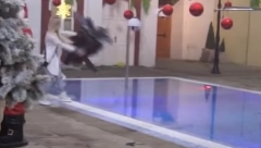 NAPRAVILA PAKAO! Aleks uništala sve stvari Mihiću, pa ih bacila u bazen, on poludeo kao nikad do sad!