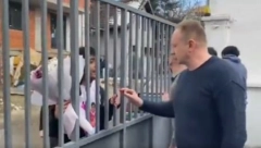 SA RAZLOGOM JE NAZVAN "ĐITLER" Maltretiranje čoveka koji je "naoružan" cvećem