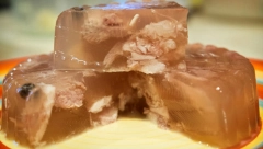 DANAS SPREMITE STARO SRPSKO JELO Naši preci tradicionalno su spremali pihtije na Krstovdan
