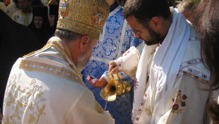 VERUJE SE DA JE SVETA VODICA NAJJAČI LEK Evo kada je najispravnije da se koristi i šta treba da se izgovara dok je pije