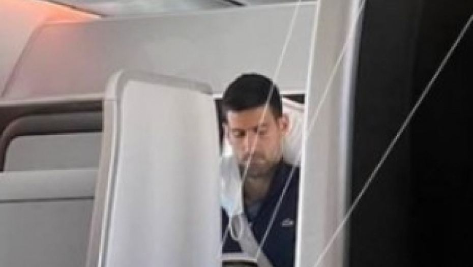 UHVAĆEN NA DELU Nikad ne biste pogodili šta je Novak čitao u avionu