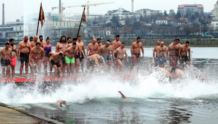 BLIŽI SE BOGOJAVLJENJE Srbi, da li znate zbog čega se pliva za Časni krst
