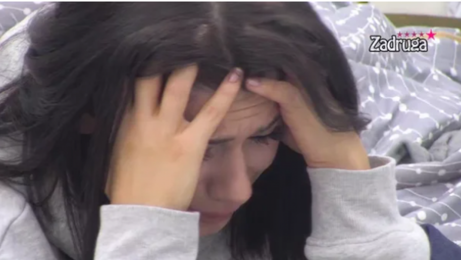 BRUTALNO MU IZVREĐALA MAJKU! Milica udarila na Mensurovu porodicu, njemu pala roletna i izgovorio joj skandalozne uvrede!