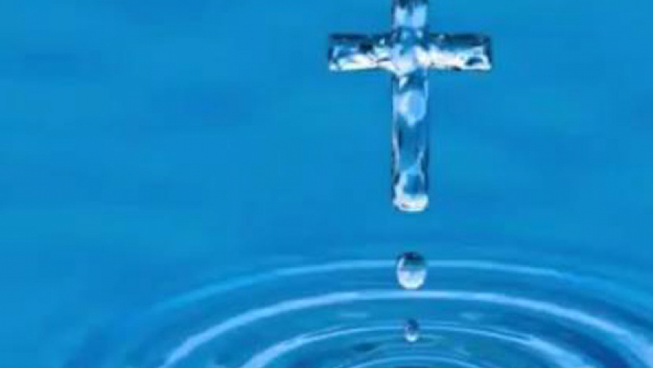 NIJE SAMO PUKI OBIČAJ Sveštenik otkriva koliko dugo se čuva sveta vodica i šta se radi sa lanjskom