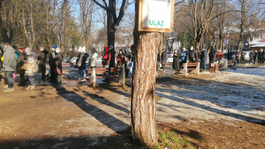 BORBA NEPRESTANA Ekipa Alo! ispred kovid ambulante u Železniku s pacijentima u redu za testiranje: Živeo omikron! Samo kad nije delta