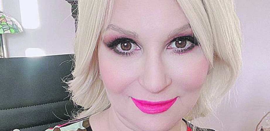 MINISTARKA SE ZAIGRALA U FOTOŠOPU Zoka se ispeglala do neprepoznatljivosti!