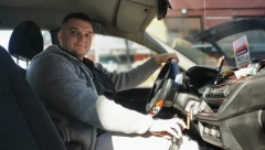 SVI ČAČANI ŽELE DA IH PROVOZA GRADOM! Marko do podne nosi MANTIJU, a nakon toga krstari ulicama i ispunjava želje strankama (FOTO)