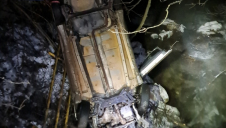 PRVE FOTOGRAFIJE SA MESTA JEZIVE NESREĆE KOD NOVE VAROŠI Od "mercedesa" ostala olupina, probio ogradu, uleteo u reku i završio na krovu (FOTO)