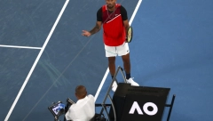 PONOVO DVOSTRUKI ARŠINI U AUSTRALIJI Kirjosu se zbog ovoga dive, a šta bi bilo da je to Novak uradio? (VIDEO)