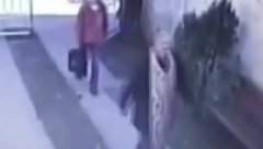 GDE SI KRENUO, POPE, OVDE JA ČUVAM?! Srpski sveštenik ušao u dvorište, a onda se pas zaleteo ka njemu - ne zna se ko je brže trčao! (VIDEO)