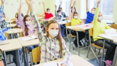 TRAŽE DA SE PREĐE NA ONLAJN NASTAVU Broj novozaraženih ogroman, roditelji zabrinuti - sutra odluka za narednu nedelju