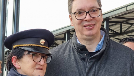 PREDSEDNIK VUČIĆ IZNENADA POSETIO ŽELEZNIČKU STANICU U INĐIJI Radnici oduševljeni, a  posebnu čast je imala Đurđica Zagorac