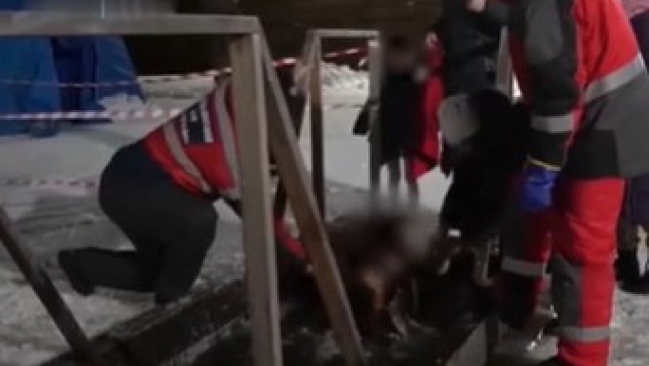 OPŠTI HAOS NA BOGOJAVLJENJU Ruskinja na MINUS 26 na silu uronila sina u vodu, on vrištao, kamera sve snimila (VIDEO)