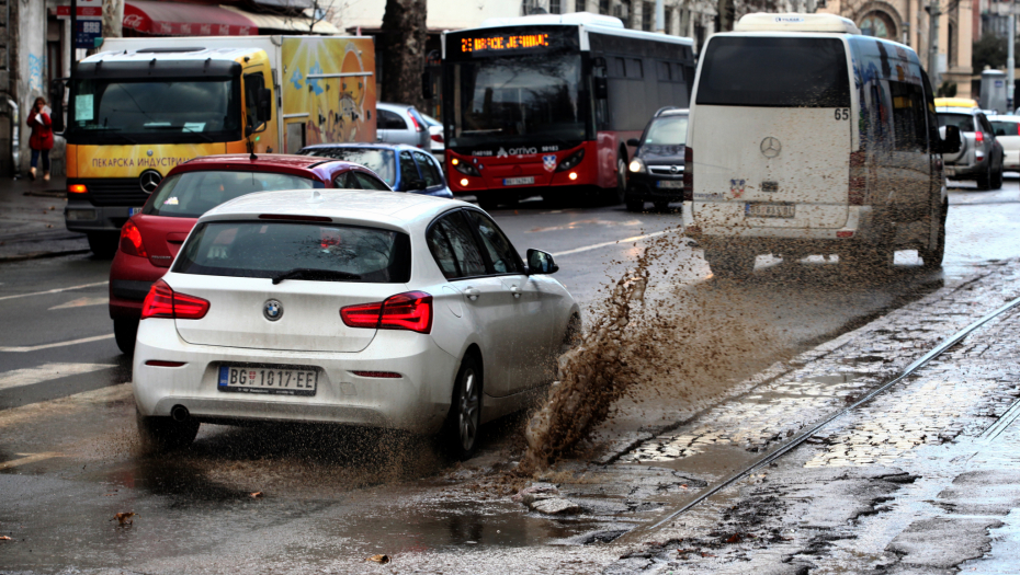 KRATERI VREBAJU ISPOD SNEGA I VODE Evo detaljnog uputstva kako da naplatite štetu na autu - jedna stvar je OBAVEZNA