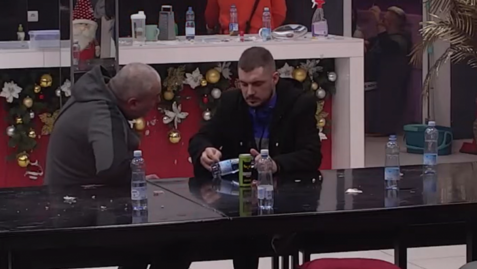 NEMAŠ NI MALO GRIŽE SAVESTI KAKO JE KOD KUĆE! Miki osuo žestok rafal na Gruju, pa mu opalio žestok šamar realnosti, on spustio glavu od stida!