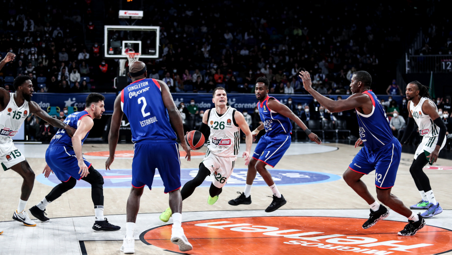 RASPAD SISTEMA U EFESU Cela ekipa zakasnila na avion posle poraza, neki odbili da se vrate autobusom