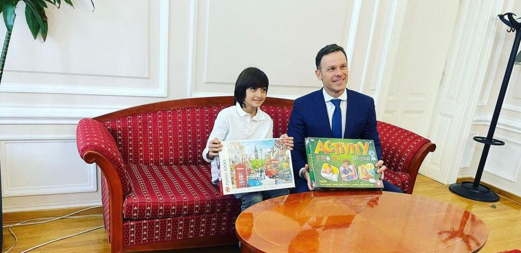 FASCINIRAN JE MINISTROM FINANSIJA Mlađani Bogdan konačno upoznao Sinišu Malog