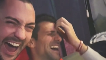 URNEBESNO! Prišao Đokoviću na večeri i ispričao mu vic o Federeru i Nadalu, Nole plakao od smeha! (VIDEO)