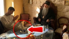 ŠTA TO PIJE NOVAK? Joanikije ugostio Đokovića, a svi su gledali u piće srpskog tenisera! (FOTO)