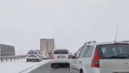 OPŠTI KARAMBOL NA AUTOPUTU ZA NOVI SAD Više saobraćajnih nesreća kod Batajničke petlje, Hitna pomoć na licu mesta (VIDEO)
