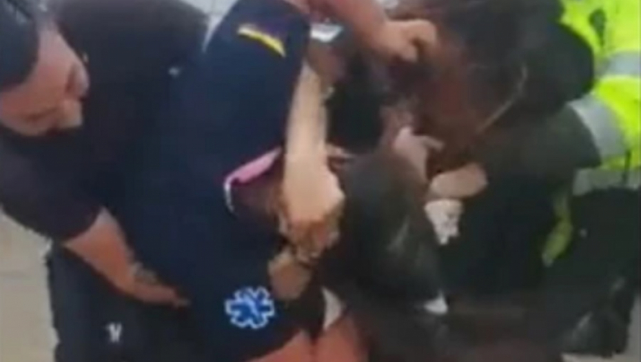 MEDICINSKE SESTRE SE POTUKLE DOK SU VOZILE PACIJENTA U BOLNICU Šok snimak zapalio mreže, razdvajala ih policija (VIDEO)